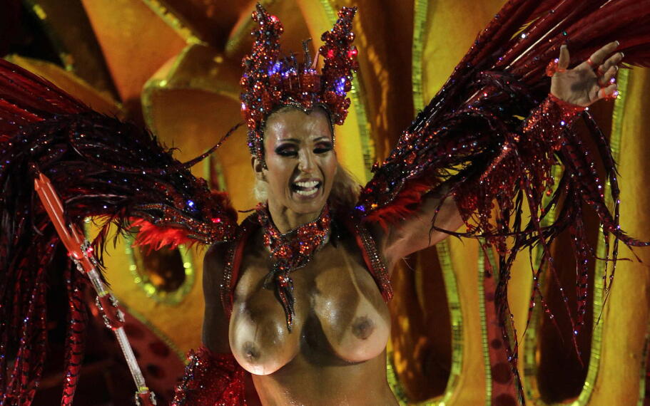 brazil-carnival-sexy-women-couple-enjoy-sex