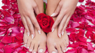 Dos o cuatro sesiones de manicura o pedicura con esmaltado simple o semipermanente