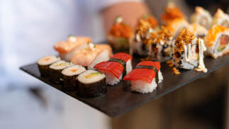 Menú Sushi para 2 personas Surtido 20 Piezas variadas + Tartar de Atún y Botella de Vino
